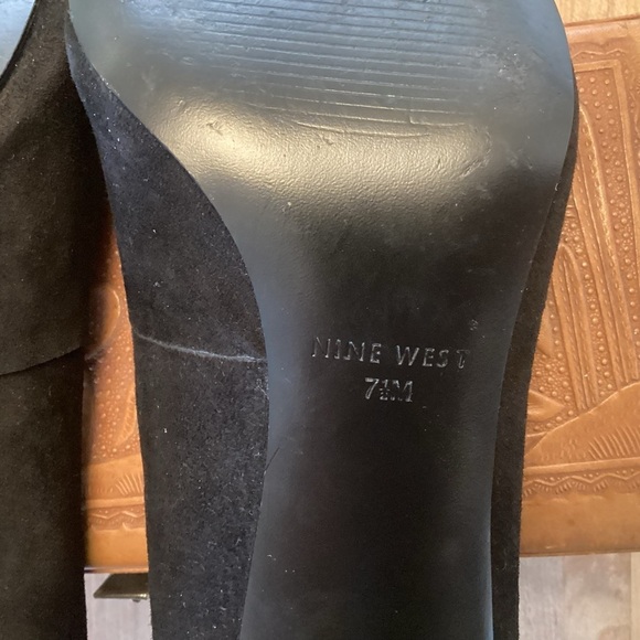 Nine West “Modesty”  Black Suede Finish leather Pointy Toe Tasseled 3”Heels 7.5M - Picture 8 of 9